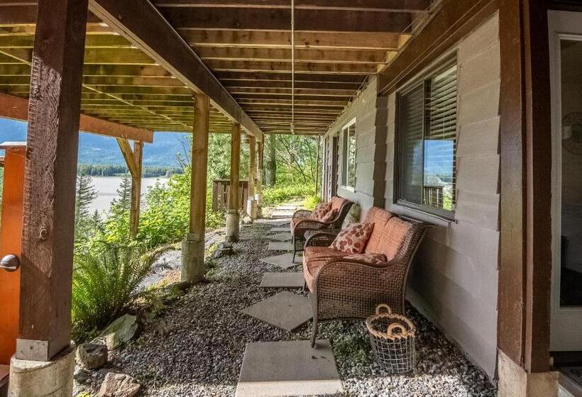 اتاق راحتی سه تخته, The Fraser River's Edge B&b Lodge