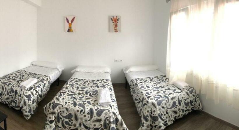اتاق استاندارد سه نفره, Albergue Pensión Cabo Da Vila