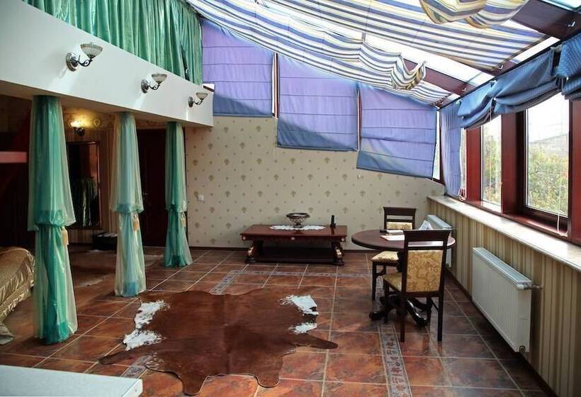 سوییت لوکس, Apart Hotel Queen Margo