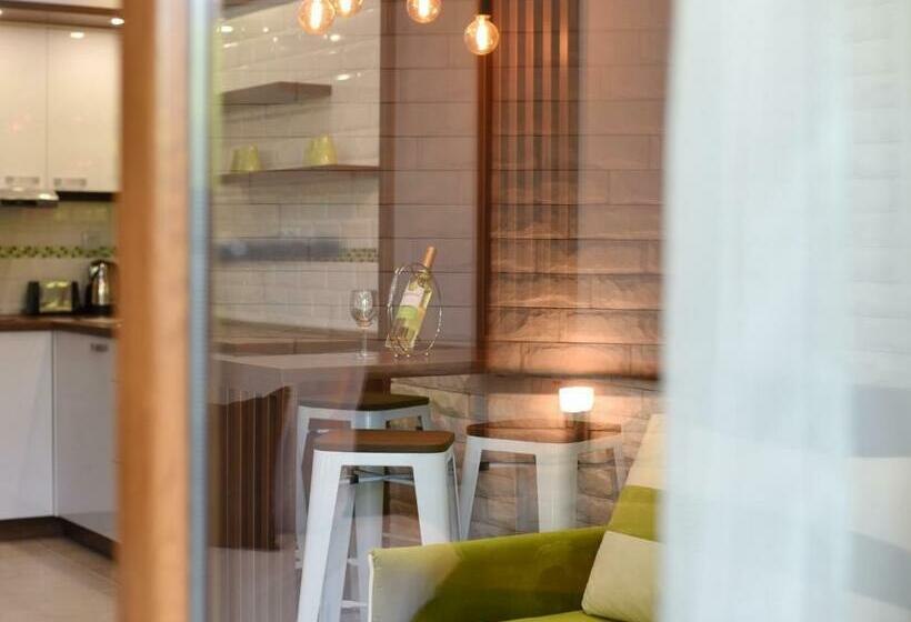 استودیوی لوکس, Green Life Boutique Apartments