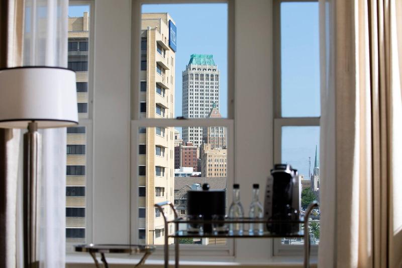 سوئیت با تخت بزرگ, Ambassador Hotel Tulsa, Autograph Collection