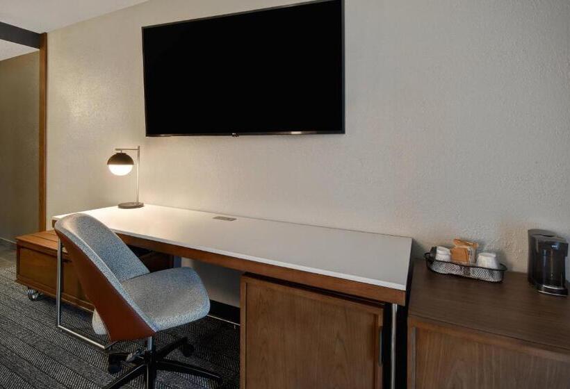 اتاق استاندارد با تخت بزرگ, Courtyard By Marriott Cincinnati Airport