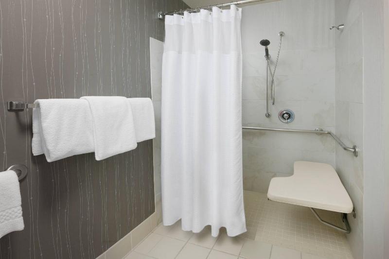 اتاق استاندارد با تخت بزرگ, Courtyard Dallas Addison Quorum Drive