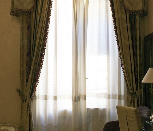 اتاق عادی, Joli