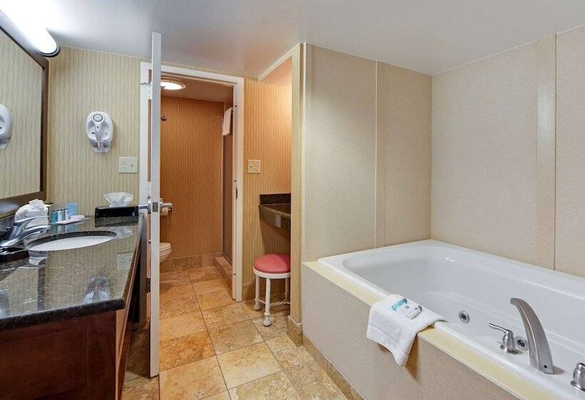 Suite with Hot Tub, Hampton Inn Myrtle Beach Broadway @ The Beach