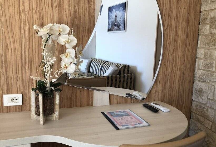 اتاق لوکس با چشم‌انداز دریاچه, Palazzina