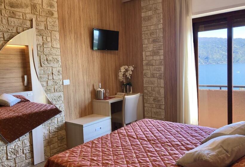 اتاق لوکس با چشم‌انداز دریاچه, Palazzina