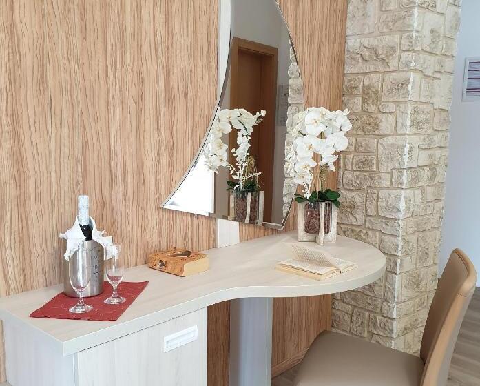 اتاق لوکس با چشم‌انداز دریاچه, Palazzina
