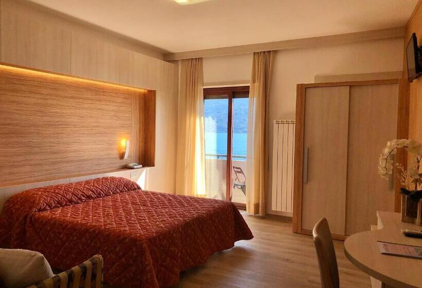 اتاق لوکس با چشم‌انداز دریاچه, Palazzina