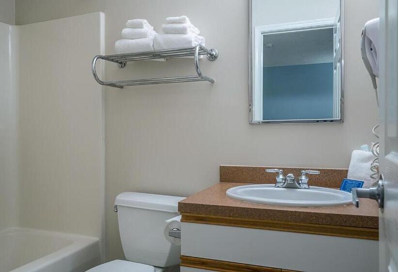 Standard Room Adapted for people with reduced mobility, Suburban Studios Of Wilmington