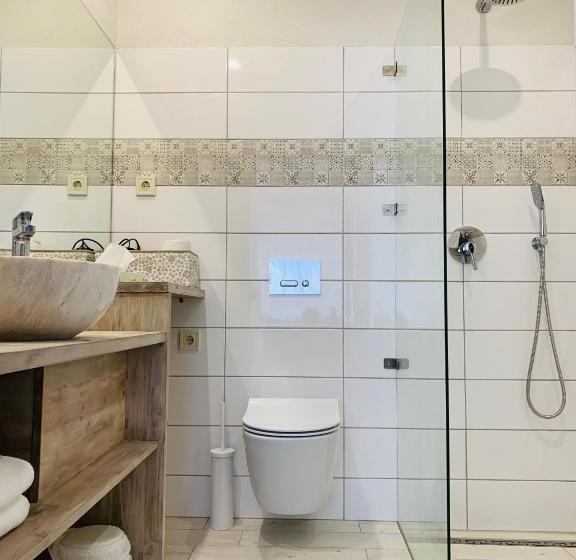 استودیوی لوکس, Egria Apartments