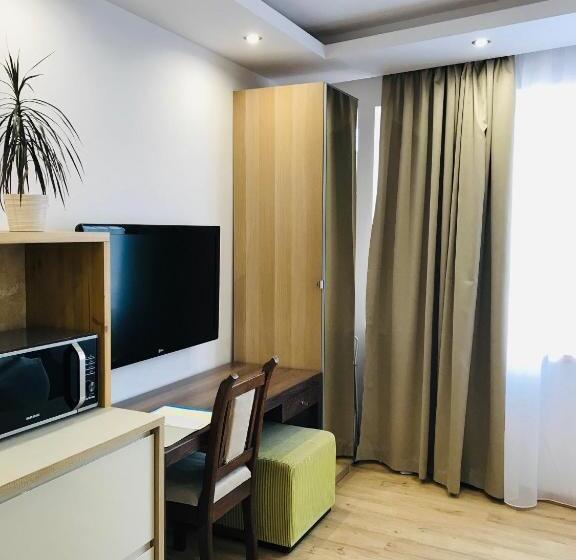 استودیوی لوکس, Egria Apartments