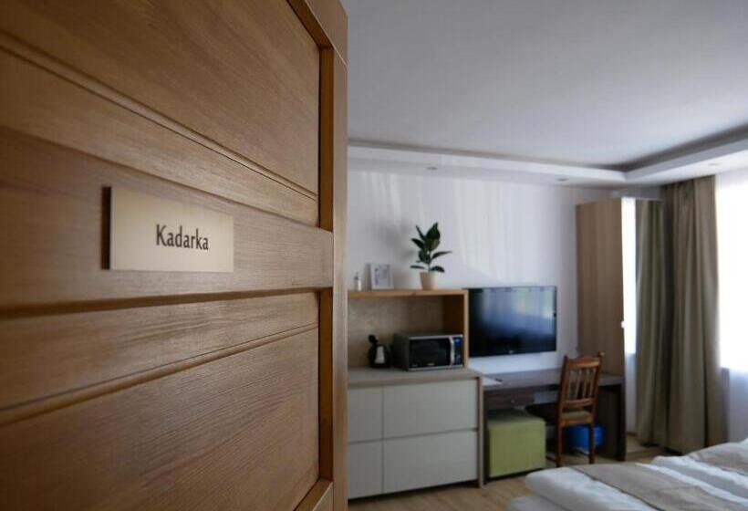 استودیوی لوکس, Egria Apartments