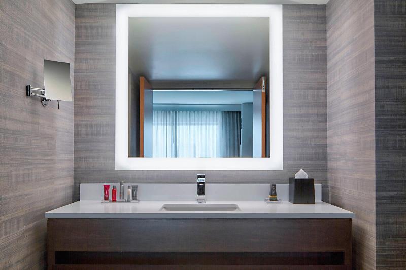 اتاق استاندارد با تخت بزرگ برای معلولان, Indianapolis Marriott Downtown