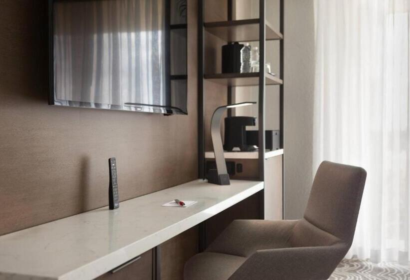 اتاق استاندارد با چشم‌انداز رودخانه, Marriott Savannah Riverfront