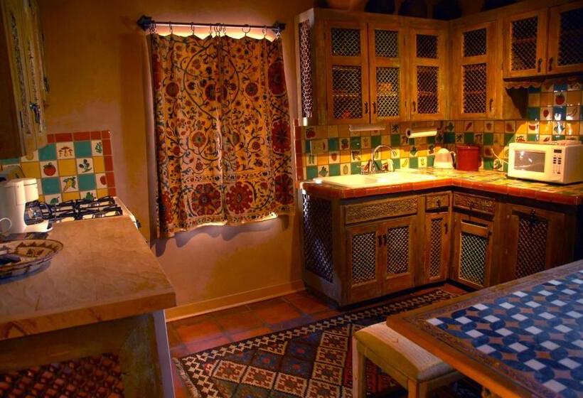 اتاق استاندارد برای معلولان, The Inn Of The Five Graces