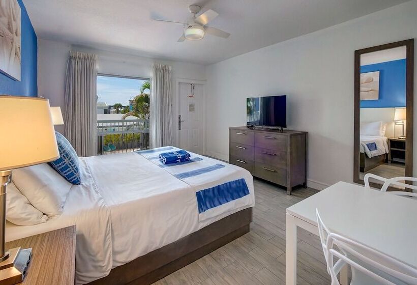 Deluxe Room King Size Bed, Blue Strawberry By The Sea