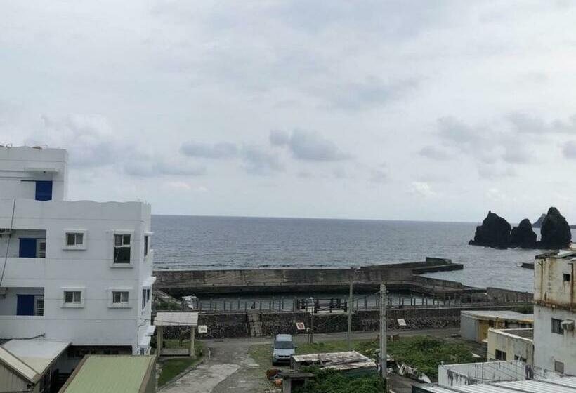 اتاق استاندارد چهار تخته با چشم‌انداز دریا, Mermaid B&b