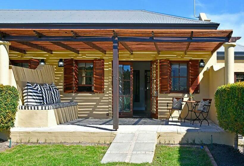 سوئیت با تخت بزرگ, Huguenot House
