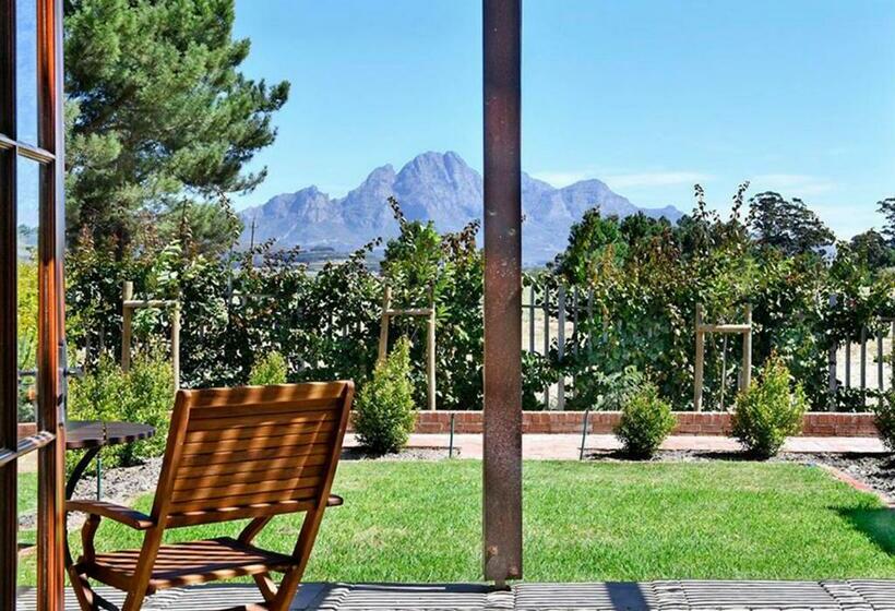 سوئیت با تخت بزرگ, Huguenot House
