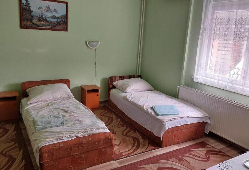 اتاق استاندارد سه نفره, Napsugár Panzió