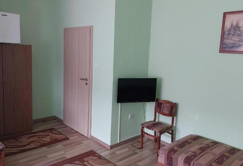 اتاق استاندارد سه نفره, Napsugár Panzió