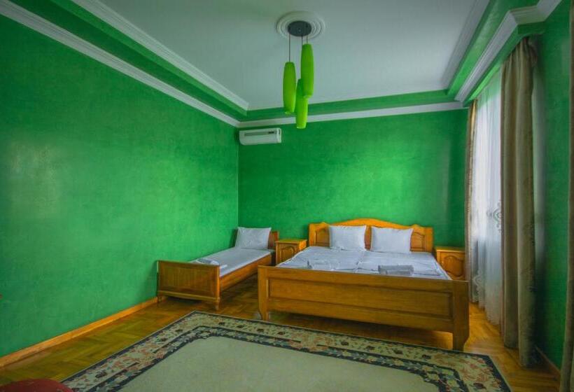 اتاق خانوادگی با چشم‌انداز باغ, Sister's Warm Guest House