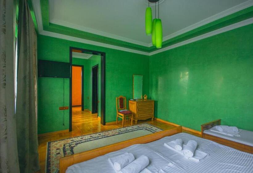 اتاق خانوادگی با چشم‌انداز باغ, Sister's Warm Guest House