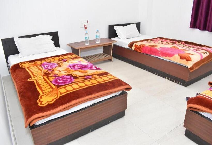 اتاق استاندارد سه نفره, Gaurav Guest House