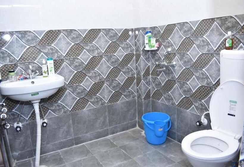 اتاق استاندارد سه نفره, Gaurav Guest House