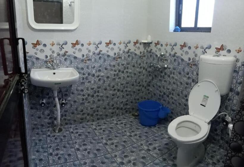 اتاق استاندارد سه نفره, Gaurav Guest House