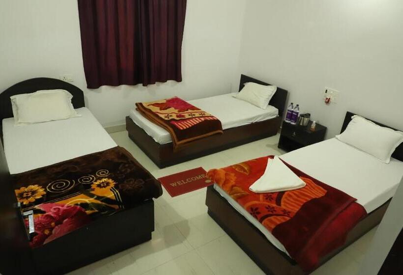 اتاق استاندارد سه نفره, Gaurav Guest House