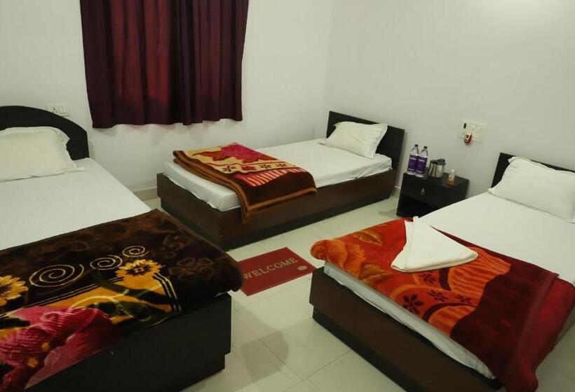 اتاق استاندارد سه نفره, Gaurav Guest House