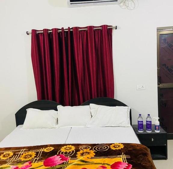 اتاق لوکس با بالکن, Gaurav Guest House