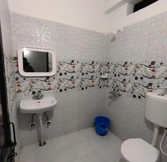 اتاق اکونومی, Gaurav Guest House