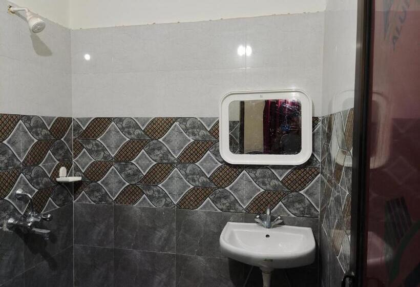 اتاق اکونومی, Gaurav Guest House
