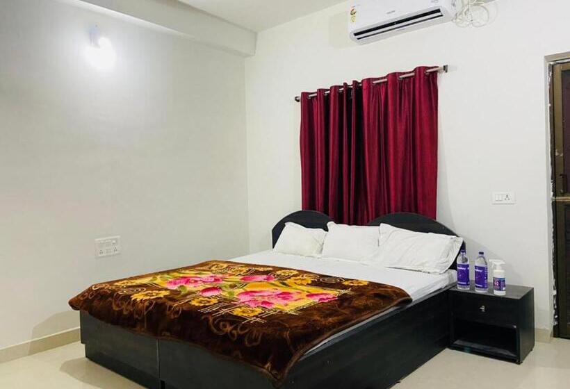 اتاق لوکس سه تخته, Gaurav Guest House