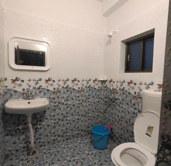 اتاق لوکس سه تخته, Gaurav Guest House