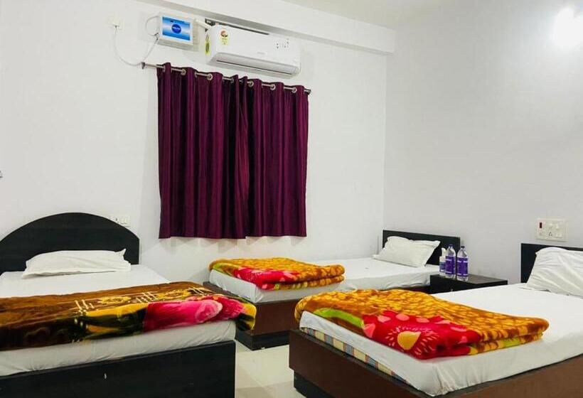 اتاق لوکس سه تخته, Gaurav Guest House