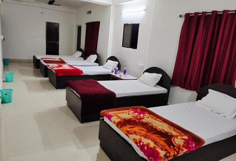 سوییت خانوادگی, Gaurav Guest House