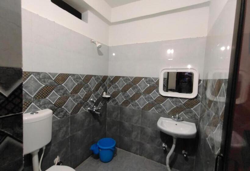 سوییت خانوادگی, Gaurav Guest House