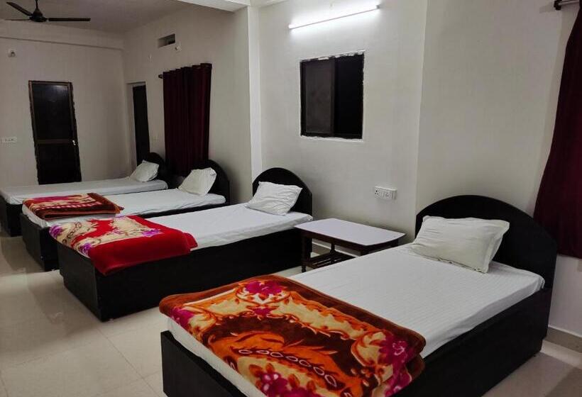 سوییت خانوادگی, Gaurav Guest House