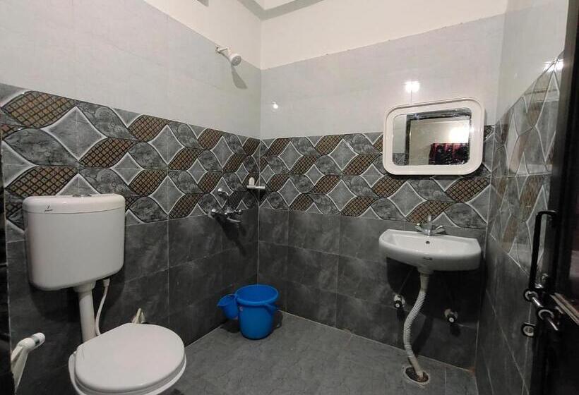 سوییت خانوادگی, Gaurav Guest House