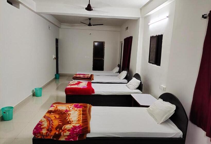 سوییت خانوادگی, Gaurav Guest House
