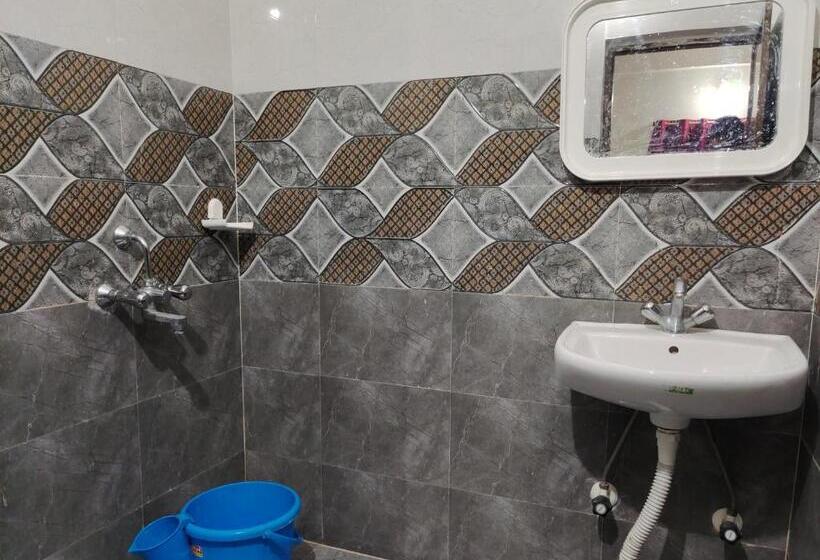 سوییت خانوادگی, Gaurav Guest House