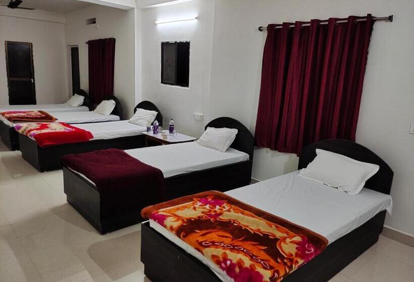 سوییت خانوادگی, Gaurav Guest House