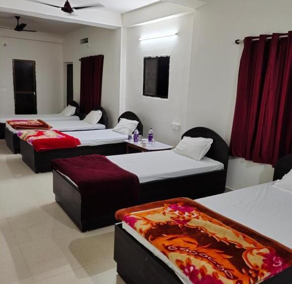 سوییت خانوادگی, Gaurav Guest House