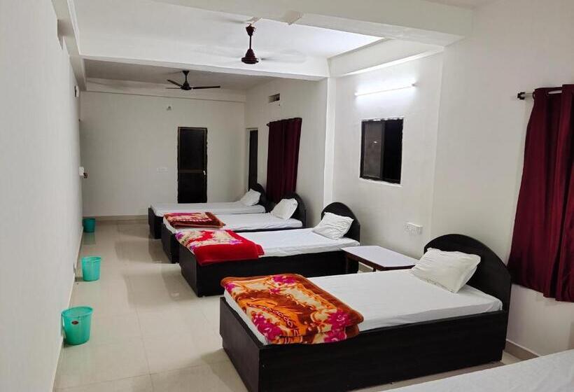 سوییت خانوادگی, Gaurav Guest House