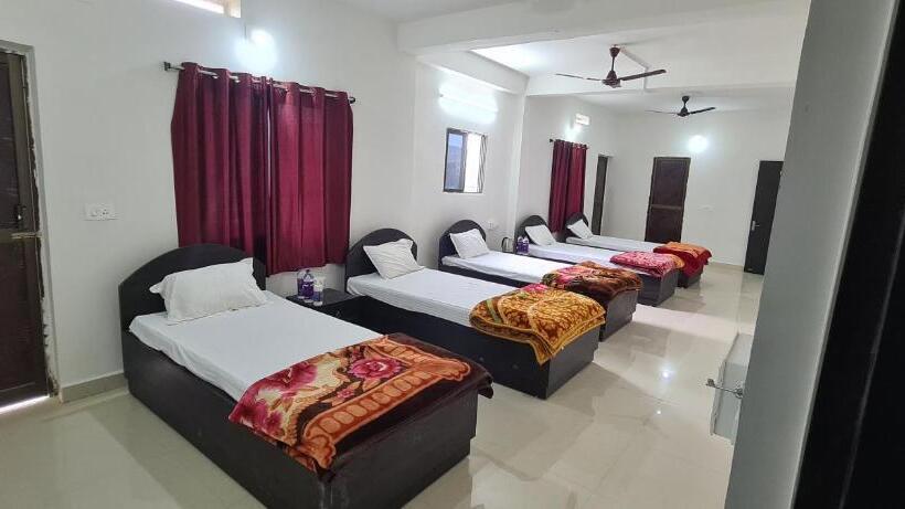 سوییت خانوادگی, Gaurav Guest House