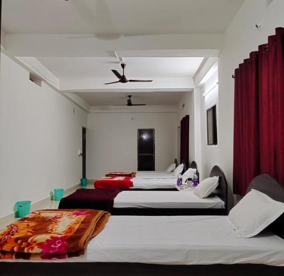 سوییت خانوادگی, Gaurav Guest House